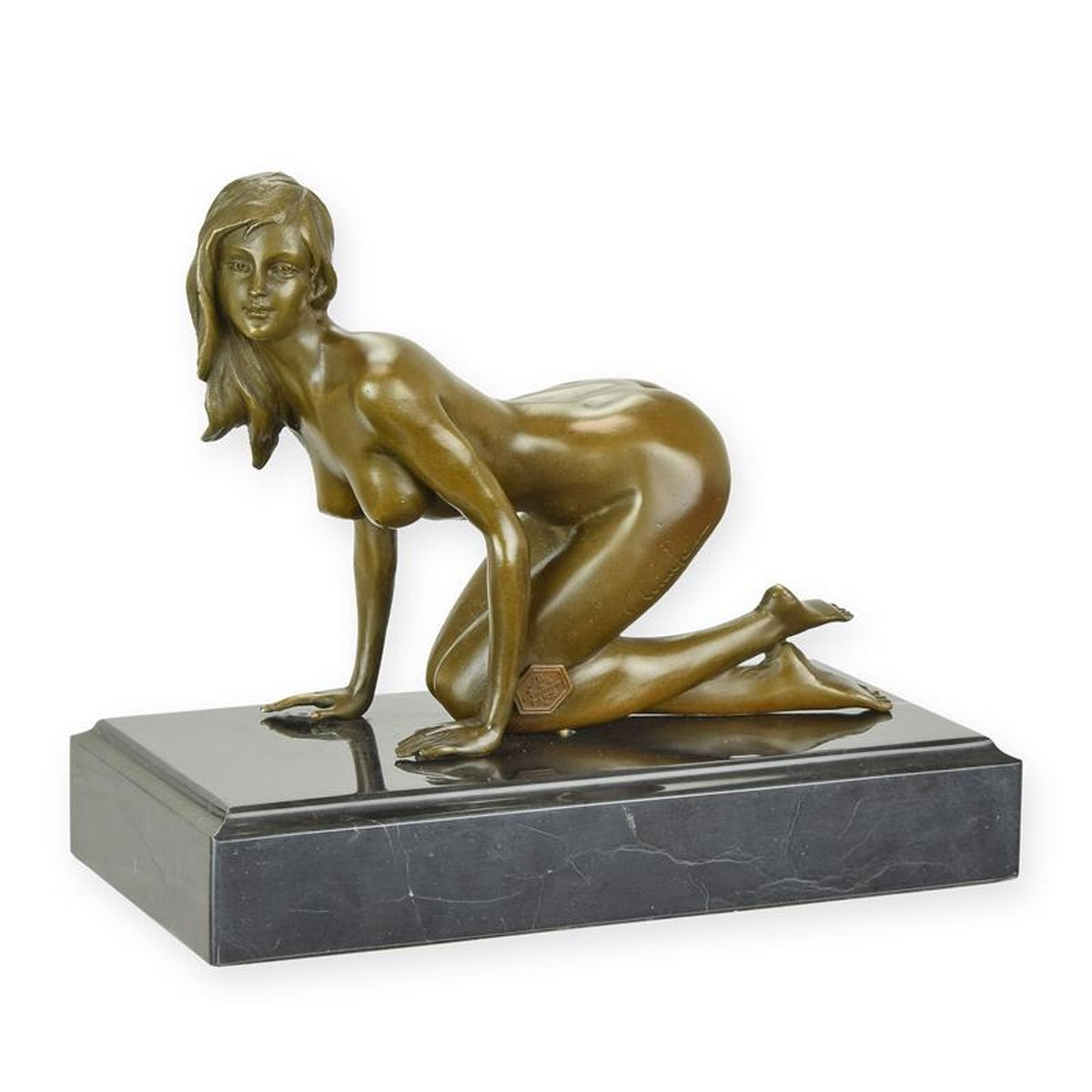 A BRONZE SCULPTURE OF A FEMALE NUDE