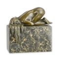 A BRONZE SCULPTURE OF A FEMALE NUDE