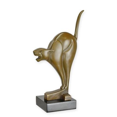 A BRONZE SCULPTURE OF A FRIGHTENED CAT