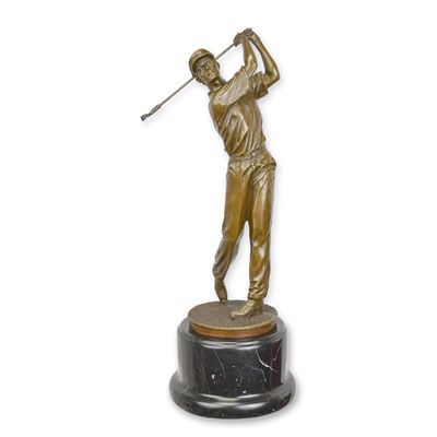 A BRONZE SCULPTURE OF A GOLFER