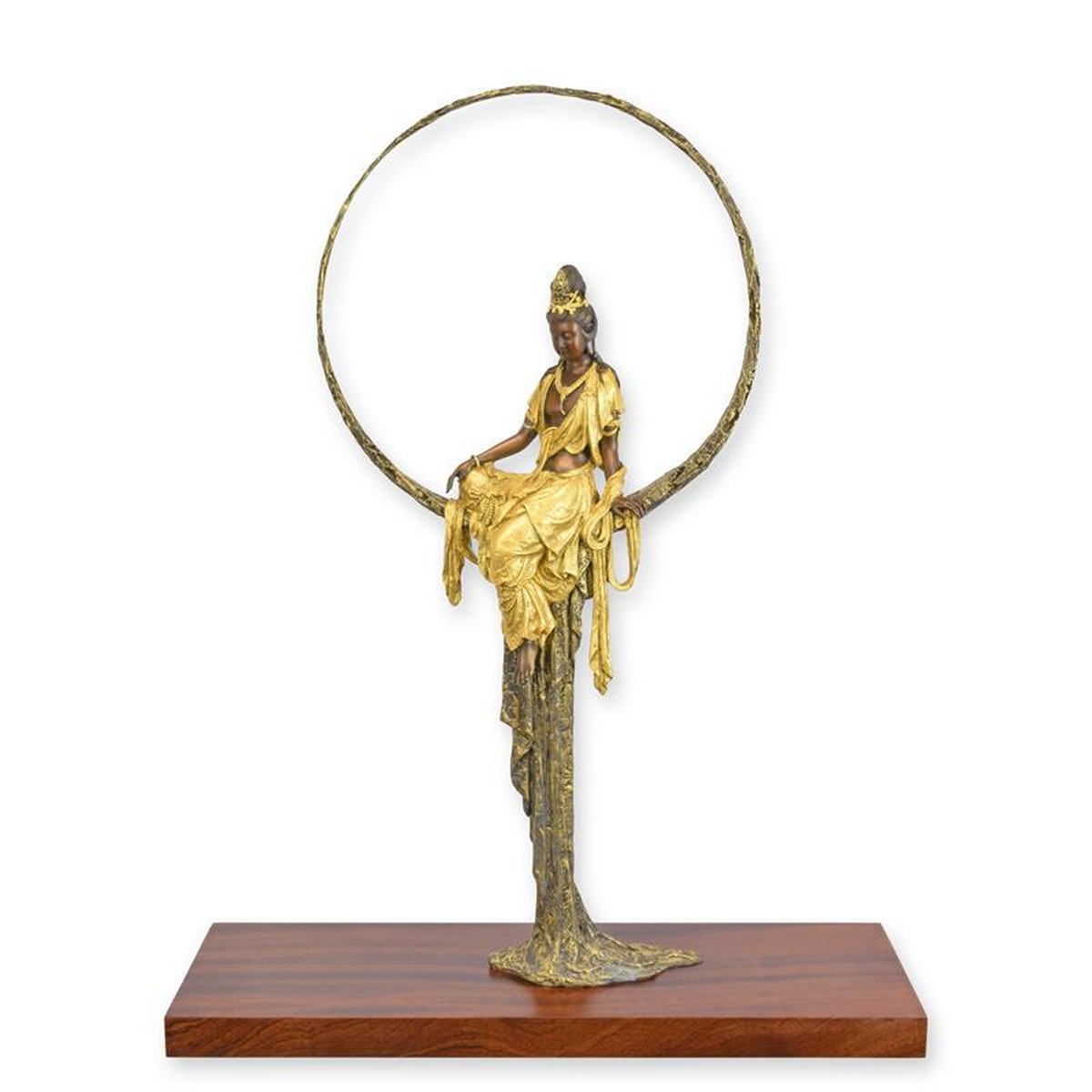 A BRONZE SCULPTURE OF A SEATED GUANYIN