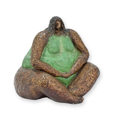 A BRONZE SCULPTURE OF A SITTING FEMALE