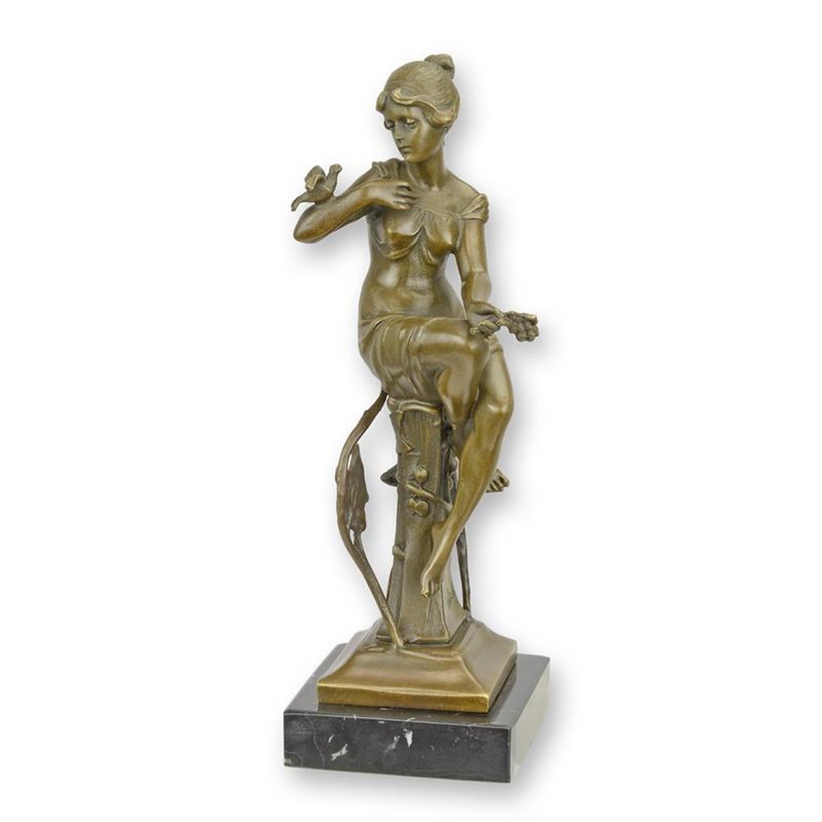A BRONZE SCULPTURE OF A SITTING LADY