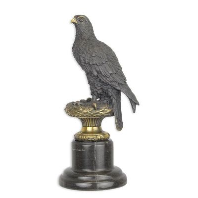 A BRONZE SCULPTURE OF AN EAGLE