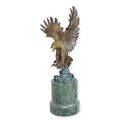 A BRONZE SCULPTURE OF AN EAGLE