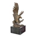 A BRONZE SCULPTURE OF AN EAGLE