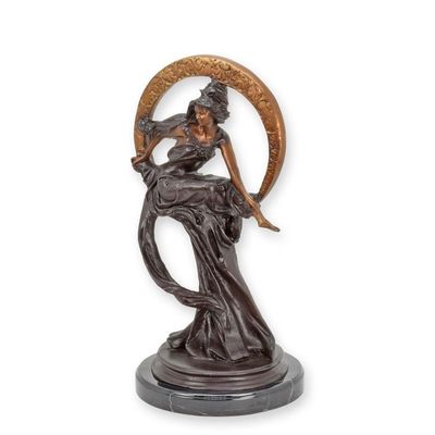 A BRONZE SCULPTURE OF THE MAIDEN OF THE ARTS
