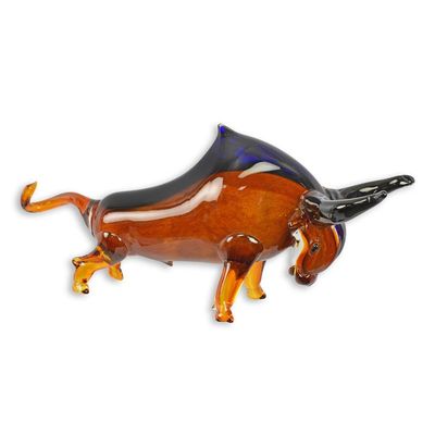 A MURANO STYLE GLASS FIGURINE OF A BULL