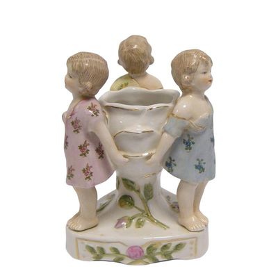 A PORCELAIN PLANTER