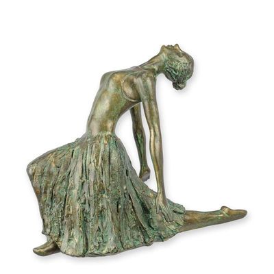 A RESIN FIGURINE OF A BALLERINA